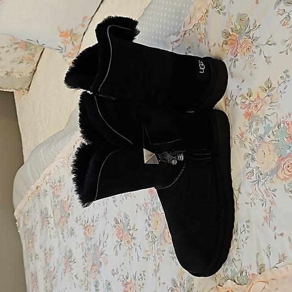 UGG Boots - Picture 1 of 13